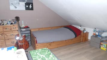 3 bedrooms, bed sheets