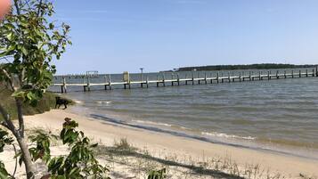 Plage, chaises longues, serviettes de plage