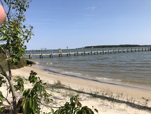 Rannalla, aurinkotuoleja, rantapyyhkeitä