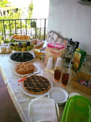 Free daily buffet breakfast