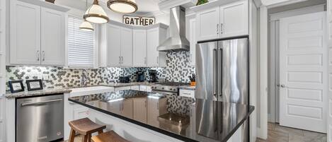 Kjøleskap, mikrobølgeovn, ovn og kokeplater