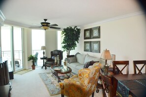 Flat-screen TV, DVD player, books, stereo - MVG 708 Oceanfront (North Myrtle Beach)