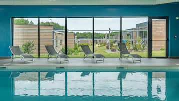 Piscine couverte, cabanons gratuits, chaises longues