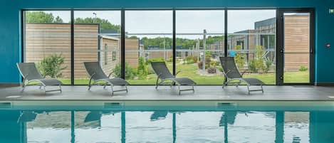 Piscine couverte, cabanons gratuits, chaises longues