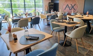 Dinner served - The Originals City, Ax Hotel, La Châtaigneraie (La Chataigneraie)