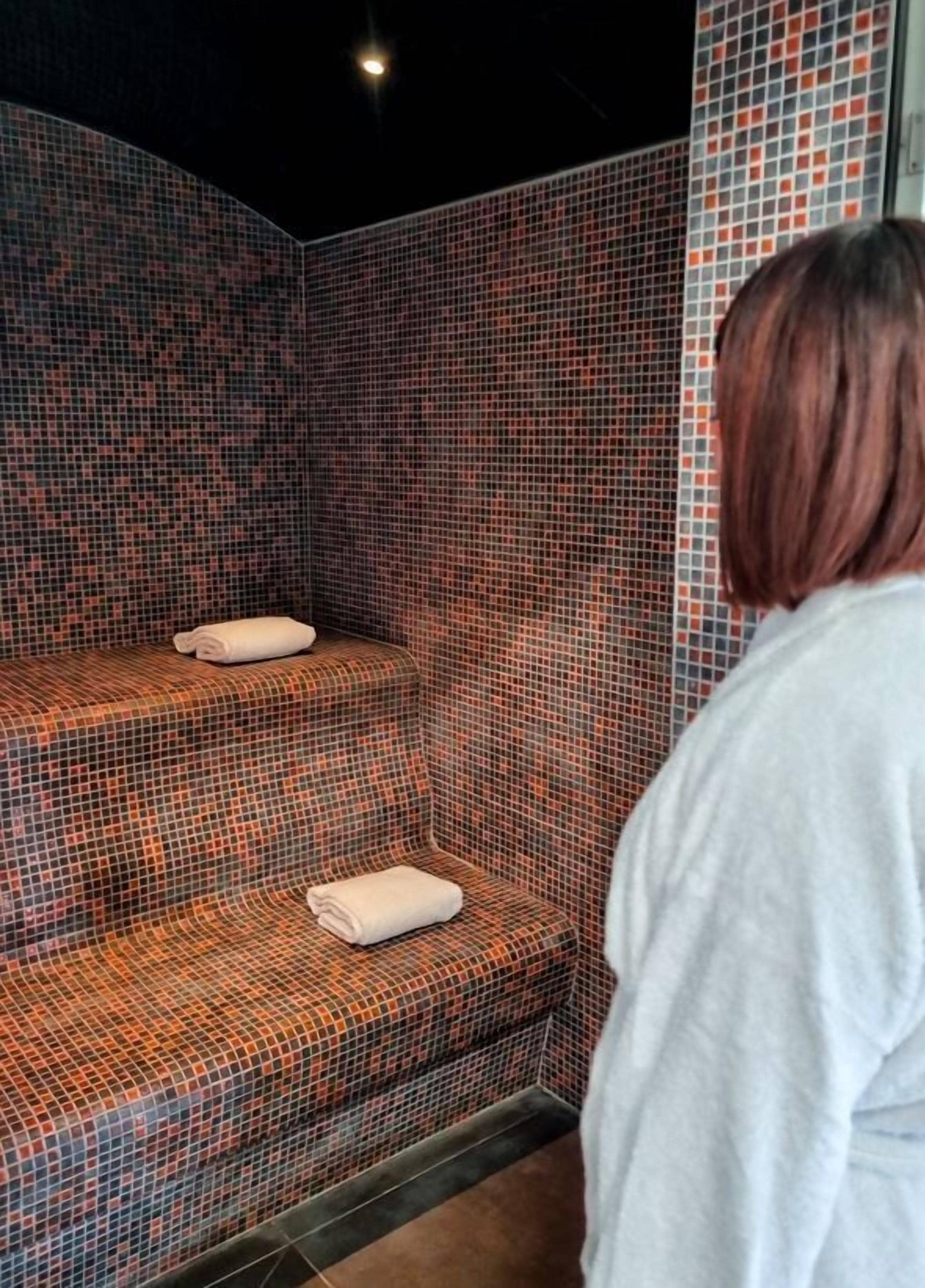 A spa area with two benches and towels.