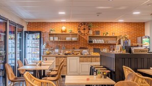 Ein Café mit Ziegelwänden, Holzmöbeln und einer Auswahl an Speisen und Getränken.