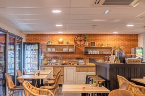 Petit déjeuner buffet servi tous les jours en supplément