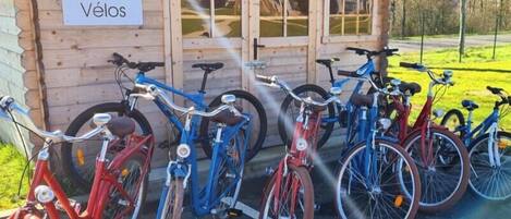 A wooden shed labeled "Location Vélos" with bicycles parked in front.