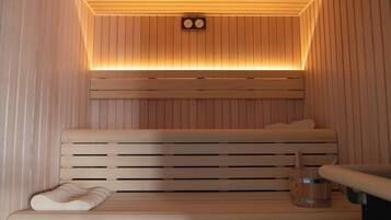 Een sauna met houten banken en een schuin dak.