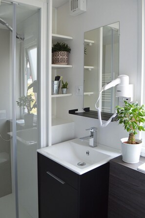 Douche, sèche-cheveux, serviettes fournies, savon