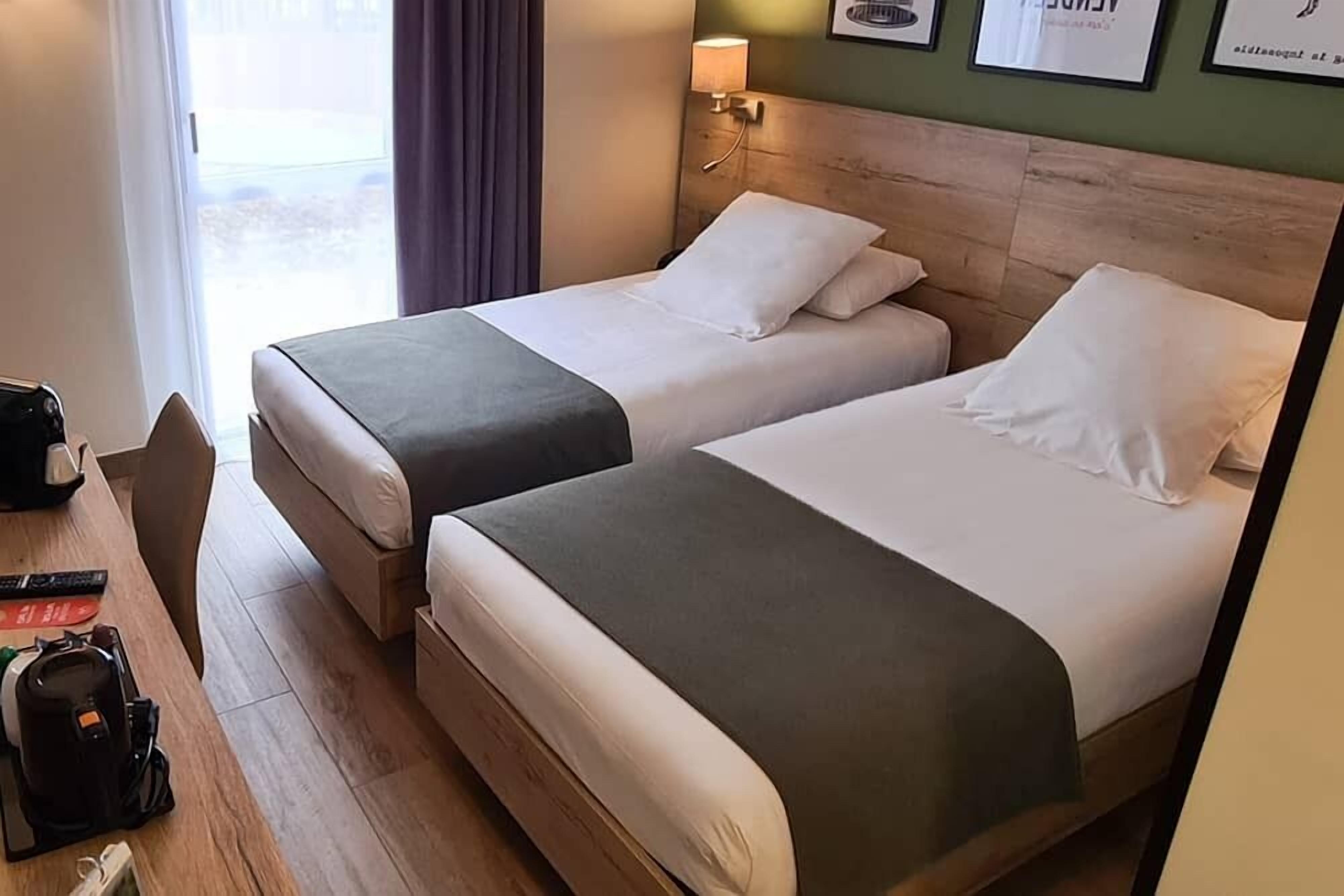 Chambre avec lits jumeaux | Coffres-forts dans les chambres, chambres insonorisées, Wi-Fi gratuit