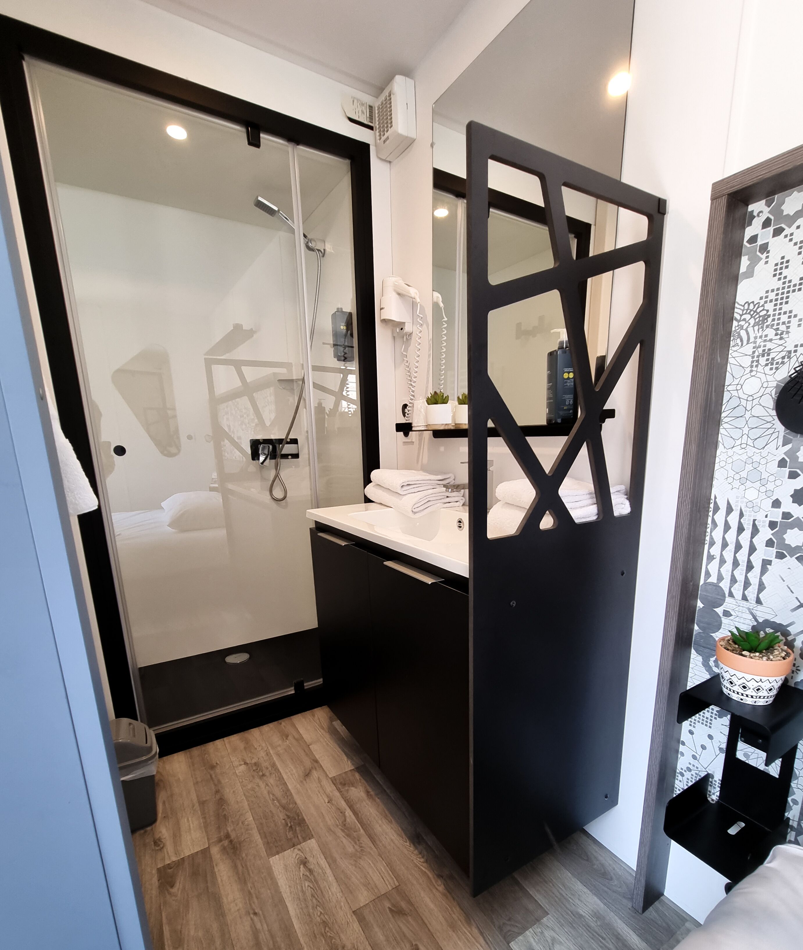 lodge familial (6 personnes) | bathroom | shower, hair dryer, towels, soap