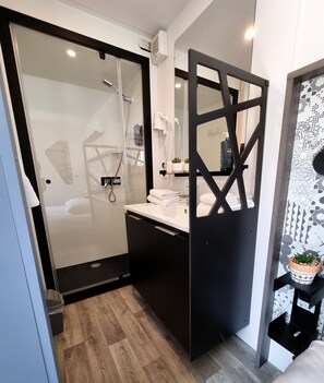Lodge Familial (6 personnes) | Bathroom | Shower, hair dryer, towels, soap - The Originals City, Ax Hotel, La Châtaigneraie (La Chataigneraie)