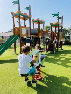 Tempat bermain anak - outdoor