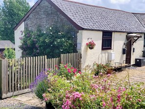 Property grounds - 1 bedroom accommodation in Near Woolsery (Near Woolsery)