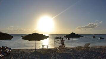 En la playa, camastros y toallas de playa