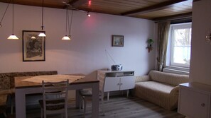 Maison, vue sur la colline | Repas dans la chambre