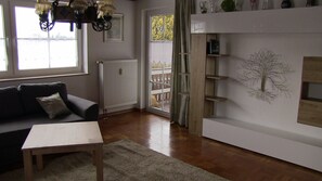 Maison, vue sur la colline | Salle de séjour | Téléviseur à écran plat