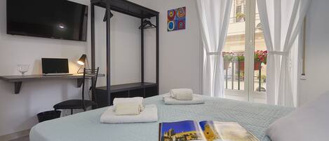 Chambre Double, vue ville (Kandinsky) | Télévision