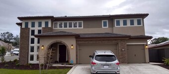 Chambre luxueuse privée avec entrée privée et salle de bain.