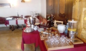 Petit déjeuner buffet (7 EUR par personne)