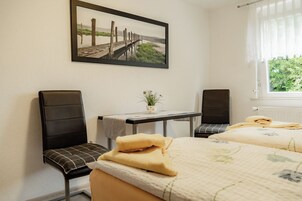 Escritorio, wifi gratis y ropa de cama 