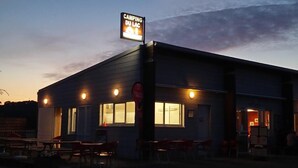 Front of property – evening/night - Camping du Lac de Villegusien (Villegusien-le-Lac)