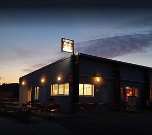 住宿正面 (夜晚)