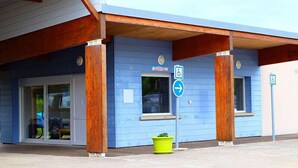 Front of property - Camping du Lac de Villegusien (Villegusien-le-Lac)