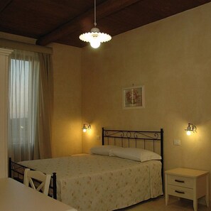 Basic-Zimmer | Minibar, Schreibtisch, Verdunkelungsvorhänge, schallisolierte Zimmer