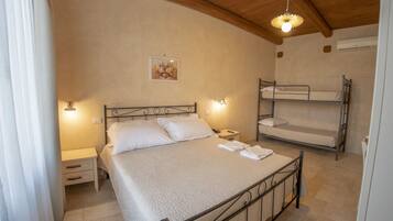 Familienzimmer | Minibar, Schreibtisch, Verdunkelungsvorhänge, schallisolierte Zimmer