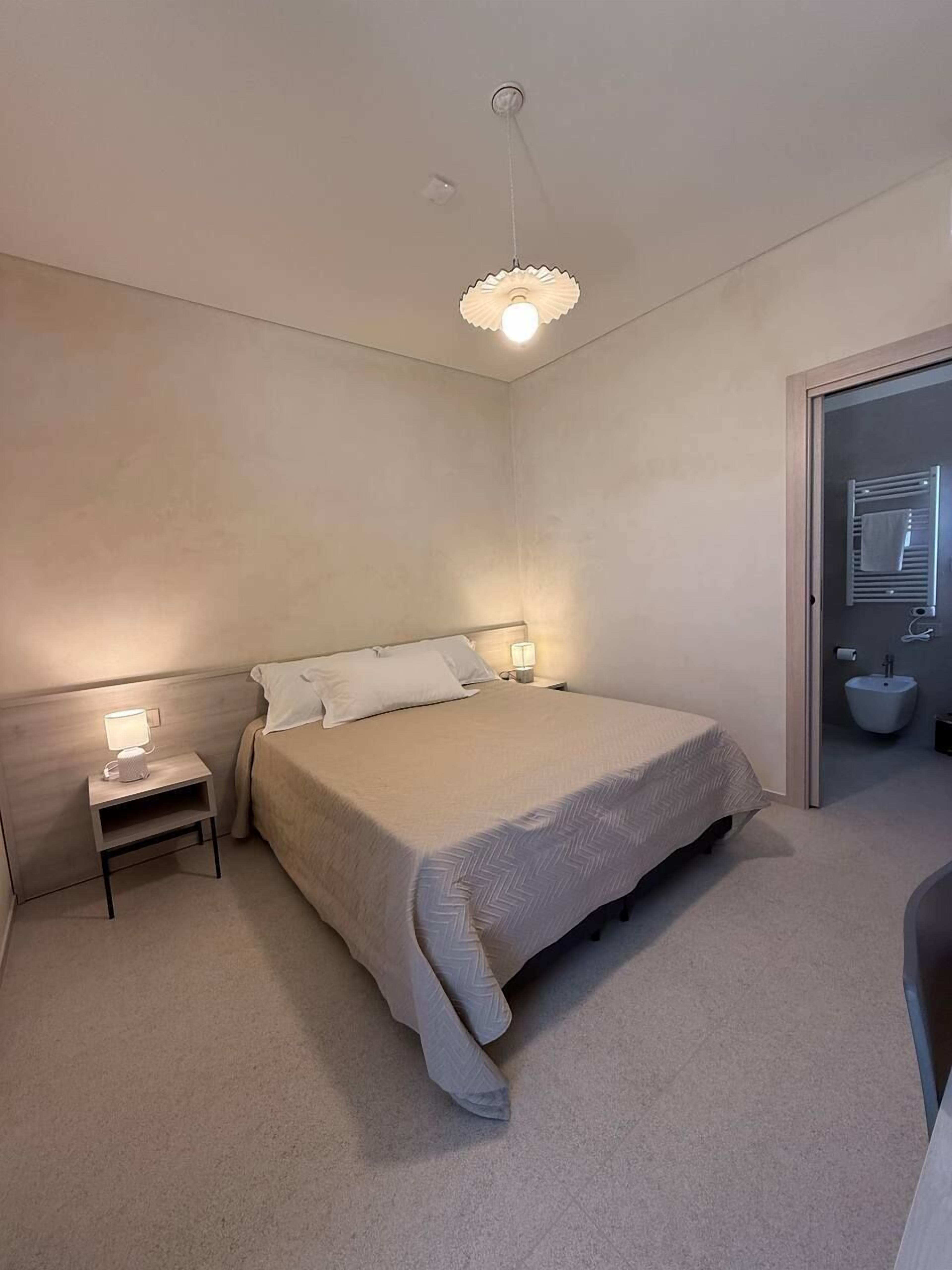 舒适双人房或双床房 | 迷你吧、办公桌、遮光窗帘、隔音