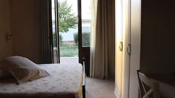 Minibar, bàn, màn/rèm cản sáng, phòng cách âm