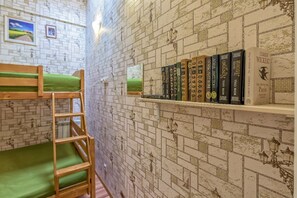 Kolmen hengen standard-huone | Työpöytä, kannettavalle tietokoneelle sopiva työtila