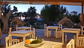 供应早餐、午餐和晚餐，地方菜