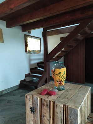 高级复式, 多张床 | 起居区 | 平板电视