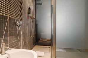 Deluxe tweepersoonskamer | Badkamer | Een douche, gratis toiletartikelen, een haardroger, een bidet