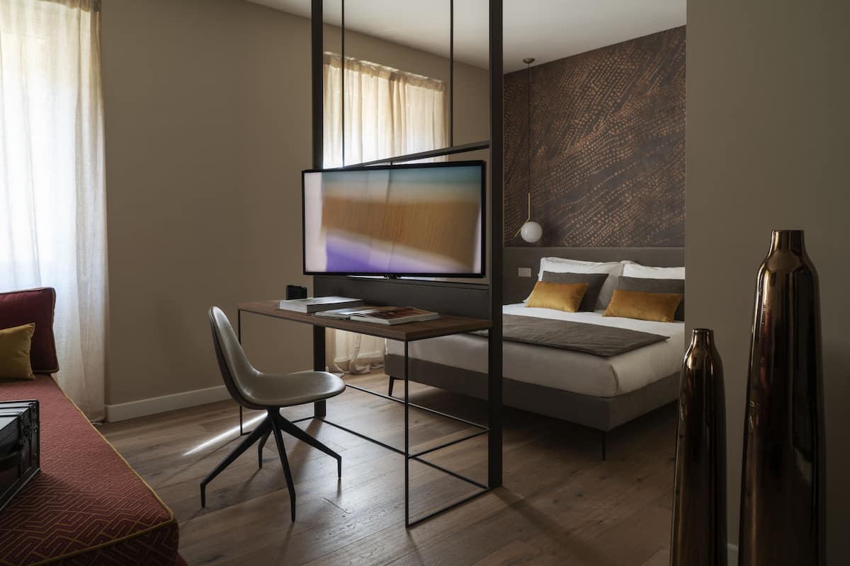 Junior suite | Een minibar, geluiddichte muren, een strijkplank/strijkijzer