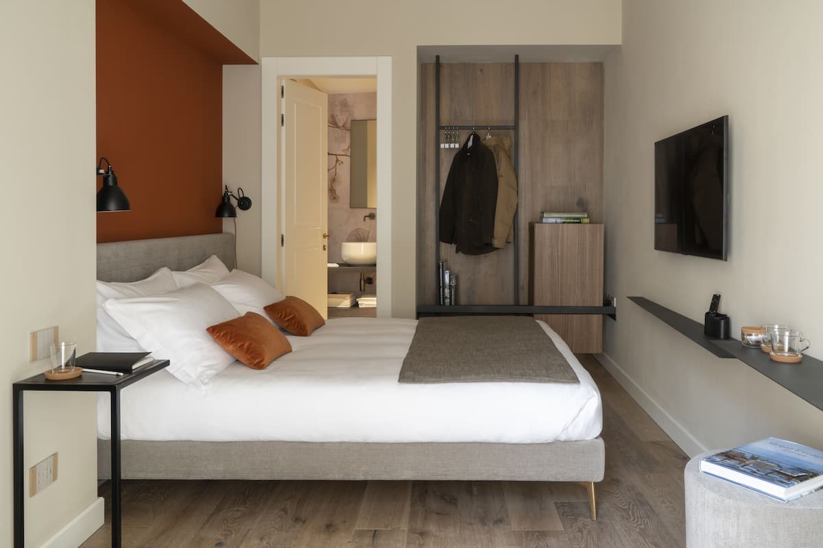Deluxe tweepersoonskamer, balkon | Een minibar, geluiddichte muren, een strijkplank/strijkijzer