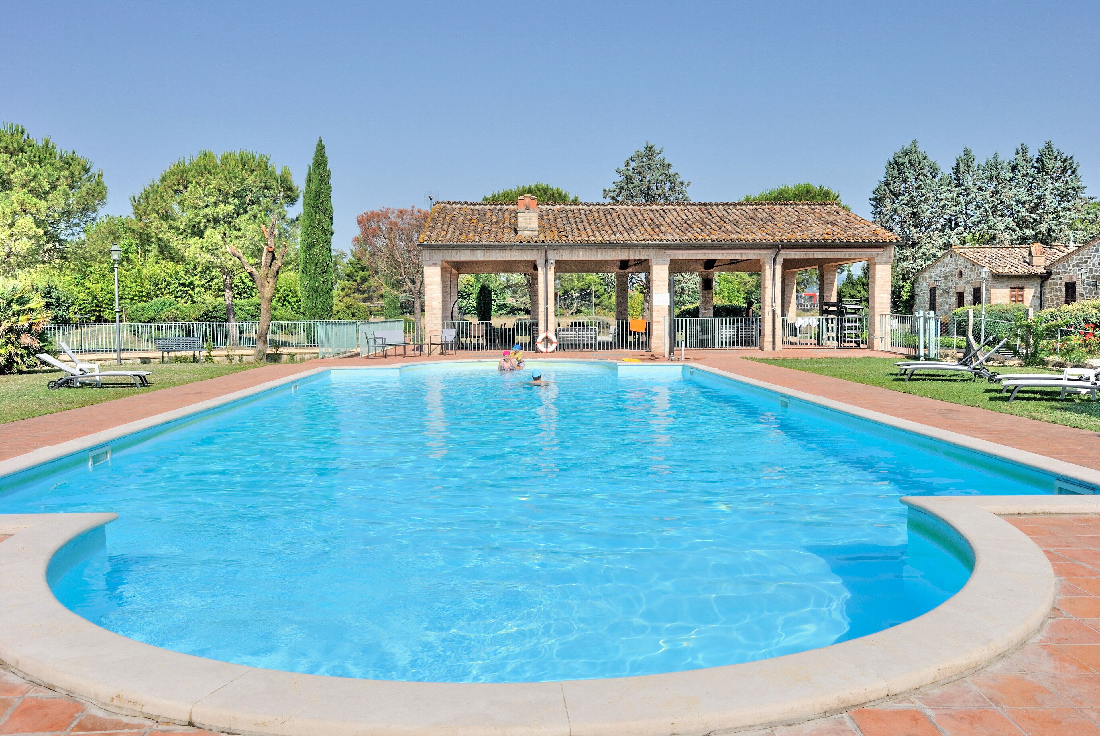 Sæsonbestemt udendørs pool, åben fra kl. 10.00 til kl. 19.00, liggestole