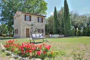 Bureau, systĂšme dâinsonorisation, fer et planche Ă repasser