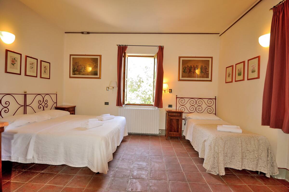 Three-Room Apartment (5P) | Desk, soundproofing, iron/ironing board, free WiFi