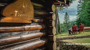 A log cabin with a visible nameplate reading "Le Trappesuv." - Domaine le Bostonnais (La Bostonnais)