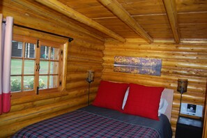 Quadruple Room, Private Bathroom, River View (Le Trappeur) | Individually decorated, blackout curtains, free WiFi, bed sheets - Domaine le Bostonnais (La Bostonnais)