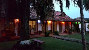 Vista frontal de la propiedad