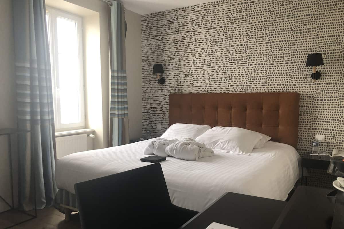 Deluxe Double Room | 3 bedrooms, in-room safe, blackout drapes, iron/ironing board