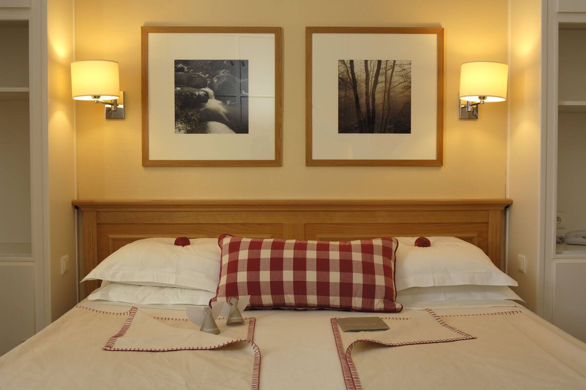 Standard Twin Room | 3 bedrooms, in-room safe, blackout drapes, iron/ironing board