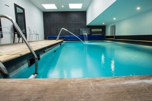 Una piscina techada, una piscina al aire libre