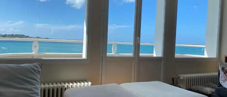 3 bedrooms, in-room safe, blackout drapes, iron/ironing board